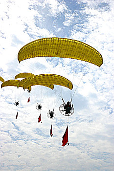 首届重庆梁平航展上的动力伞特技表演