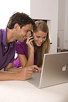 情侣,微笑,笔记本电脑,数据输入,手机,电话,在家,休闲,头像,室内