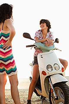 女人,交谈,摩托车,海滩