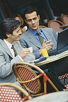 两个,商务人士,坐,街边咖啡厅,使用笔记本