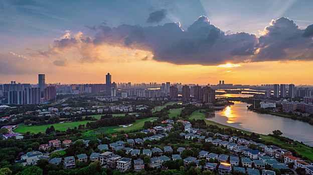 夕阳下高尔夫球场及其别墅