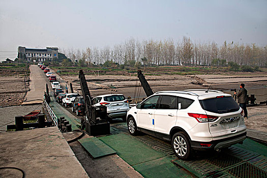 重庆民生物流武汉分公司长安汽车滚装船正在下载汽车