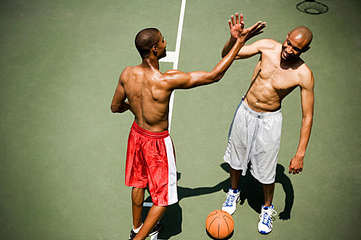 两个男人,给,击掌相庆,户外,篮球场