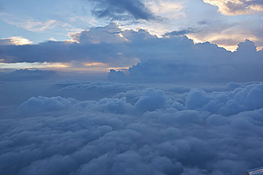 飞机上看到的绝美云海日出