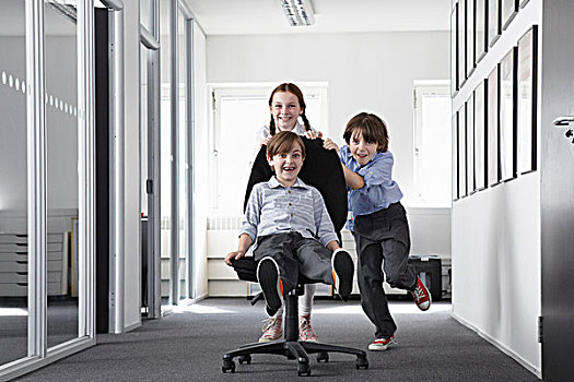 三个孩子,玩,办公室,走廊,办公椅