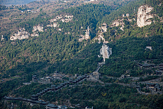 远眺湖北夷陵长江三峡灯影峡峡谷