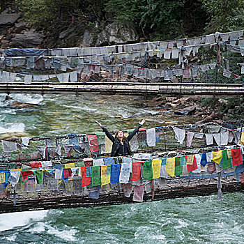 女人,抬臂,铁,吊桥,排列,经幡,不丹