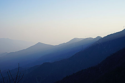 连绵起伏的山,和雾霭