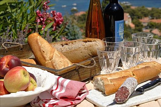 法棍面包,意大利腊肠,水果,葡萄酒,花园桌