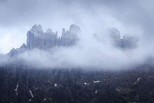 意大利多洛米蒂山脉,隐藏在云雾里的山峰