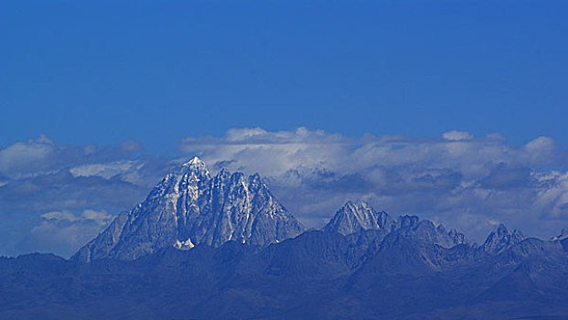 遥望雅拉雪山