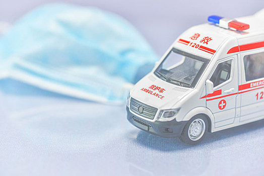 医用口罩与救护车模型