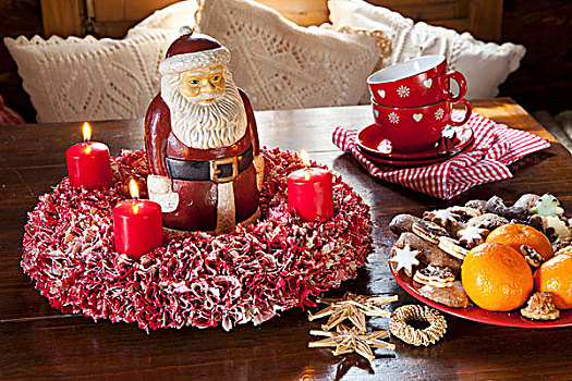 手工制作,红色,白色,布,花环,蜡烛,圣诞老人,小雕像,木桌子