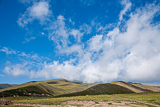 青海海南共和县鄂拉山区草原的山峦