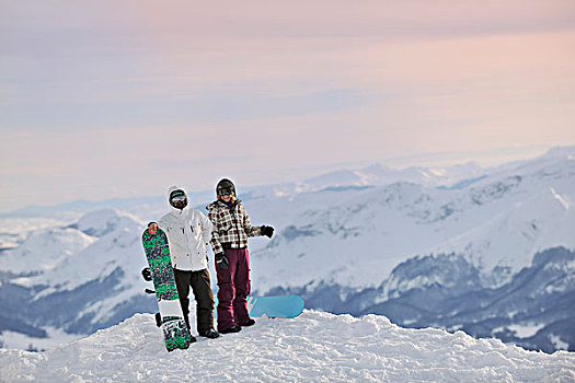 高兴,年轻,滑雪板玩家,情侣,放松,上面,山,美女,晴朗,冬天,白天