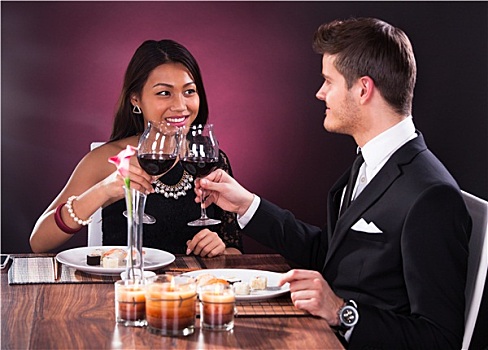 情侣,祝酒,葡萄酒杯,餐厅桌子