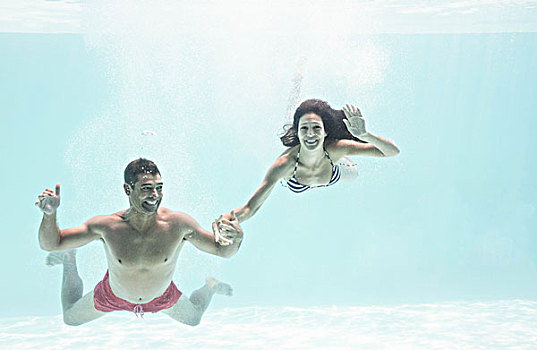 情侣,享受,水下,游泳池,握手