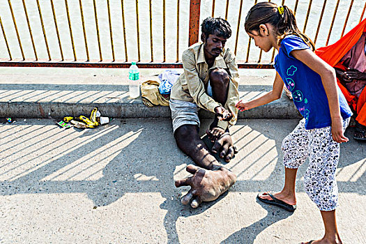 乞丐,脚,钱,女孩,河边石梯,神圣,恒河,北阿坎德邦,印度,亚洲