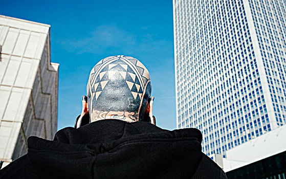 仰拍,后视图,男人,纹身,耳,摩天大楼,城市