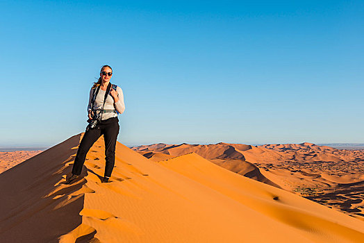 女人,站立,红色,沙丘,沙漠,风景,却比沙丘,梅如卡,撒哈拉沙漠,摩洛哥,非洲
