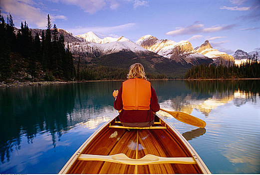 女人,独木舟,湖,玛琳湖,碧玉国家公园,艾伯塔省,加拿大
