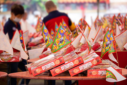 中国鬼节中元普渡丰盛的祭祀品及人们