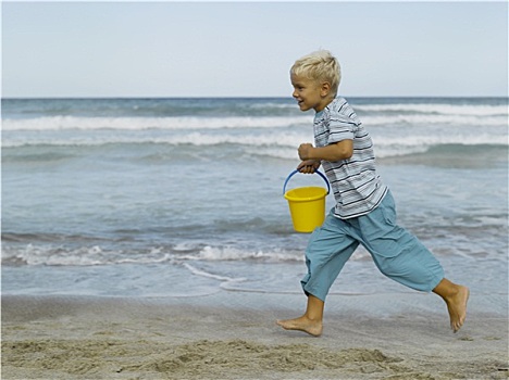 男孩,跑,海滩,沙桶