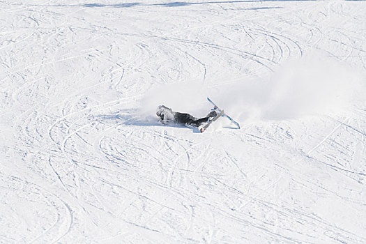 滑雪摔倒
