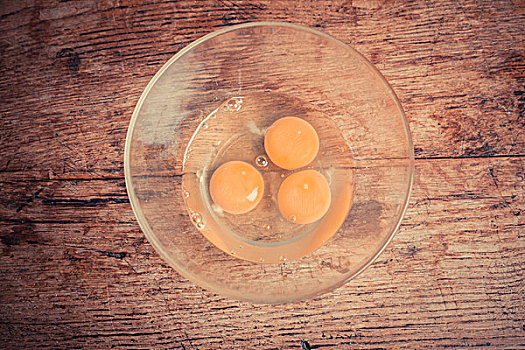 三个,生食,蛋,玻璃碗,木桌子