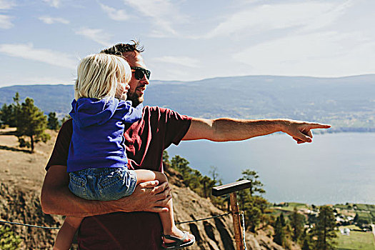 父亲,年轻,女儿,向外看,上方,湖,不列颠哥伦比亚省,加拿大
