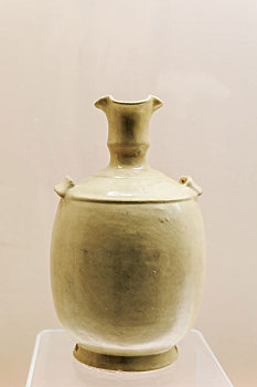 上海博物馆藏五代白釉穿带壶
