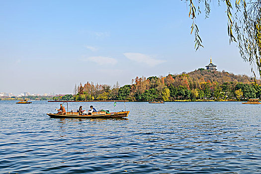 杭州西湖秋景手摇船