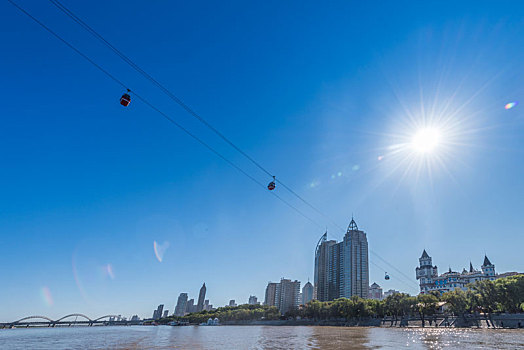 中国哈尔滨秋季晴天太阳岛景区跨江索道