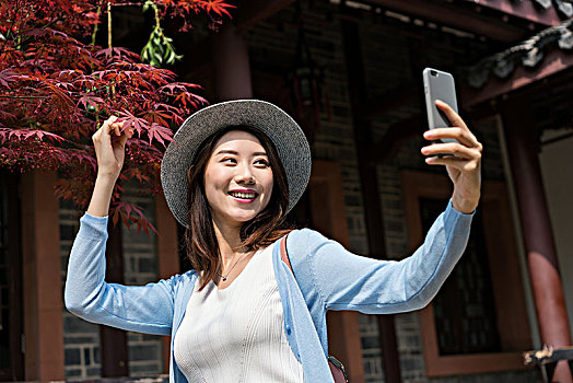 年轻女子旅游拍照