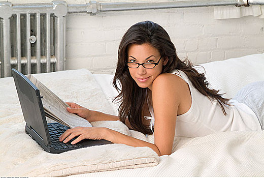 女人,躺着,床,笔记本电脑,报纸