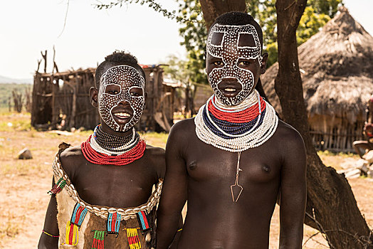 两个女孩,脸部彩绘,卡罗部落,背影,乡村,南方,区域,埃塞俄比亚,非洲