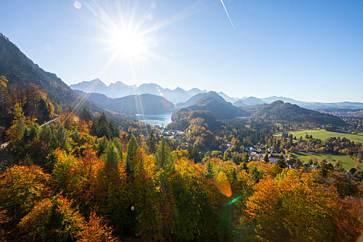 德國巴伐利亞施旺高鎮新天鵝堡環繞的高山夕照