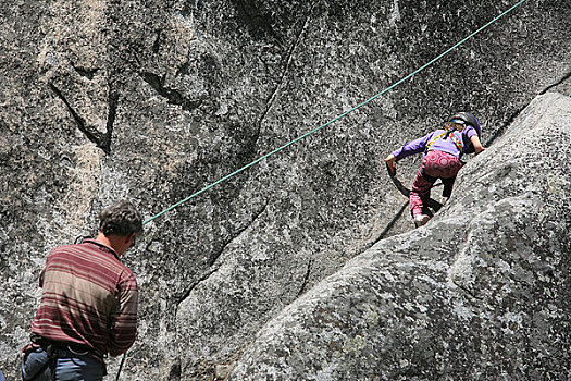 美国船长峰国家公园攀岩者在训练他的小女儿联系攀岩