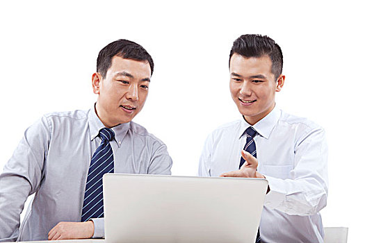 两个商务男士使用电脑