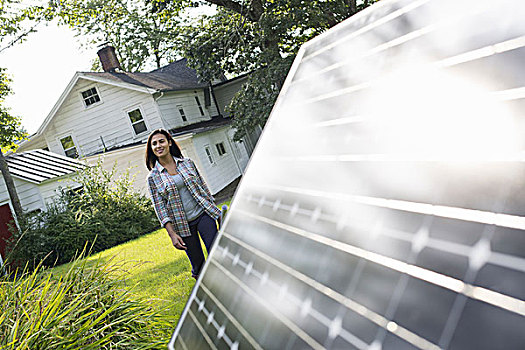 女人,走,太阳能电池板,农舍,花园