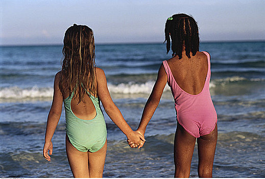 后视图,两个女孩,泳衣,握手,海滩,南,巴哈马