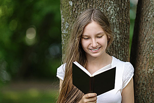 女孩,读,书本,靠近,树,横图
