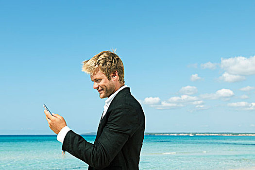 年轻,商务人士,手机,海洋,侧面视角