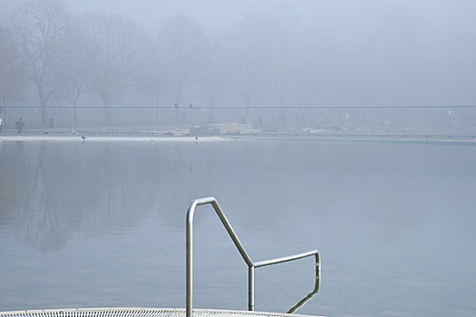 游泳池,雾