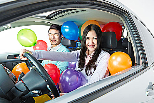 在汽车驾驶室中的亚洲青年情侣