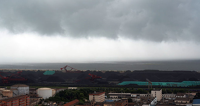 山东省日照市,海上风云突变,顷刻间暴雨来袭,港口生产未受影响