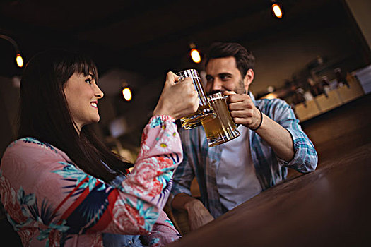 幸福伴侣,祝酒,玻璃杯,啤酒,台案,酒吧