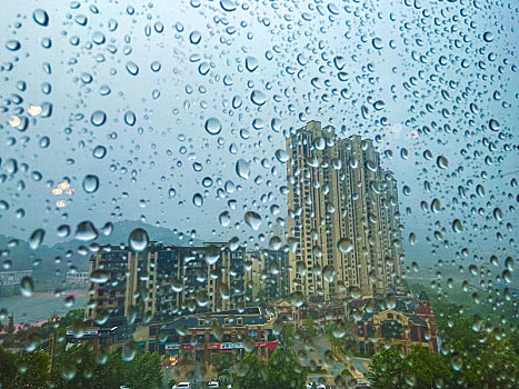 下雨天玻璃窗上的雨珠