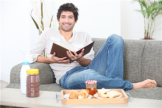 男人,坐,沙发,吃饭,早餐,读,书本