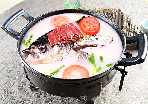 中餐传统美食铁锅炖大鱼头